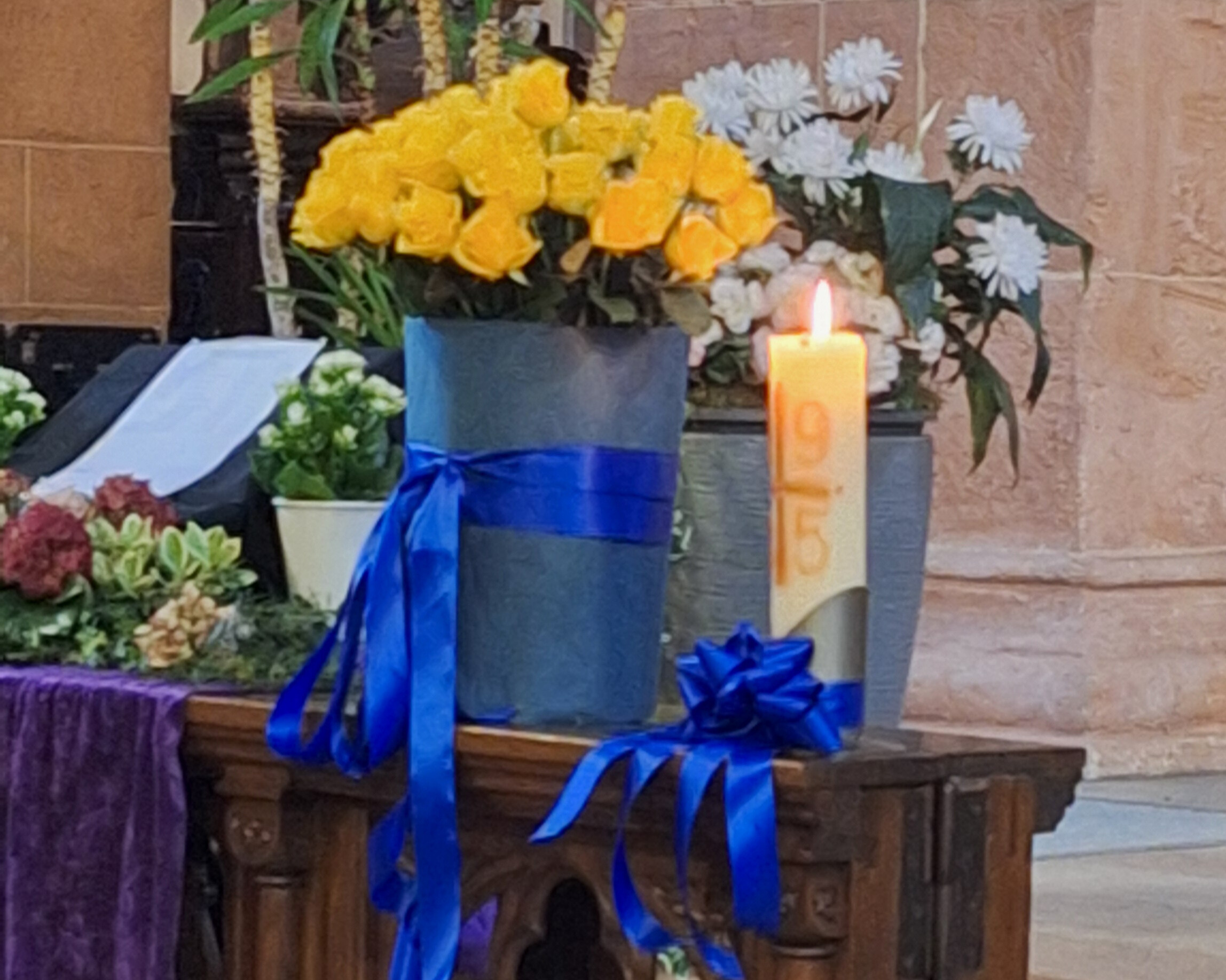 Gelbe Rosen in blauer Vase