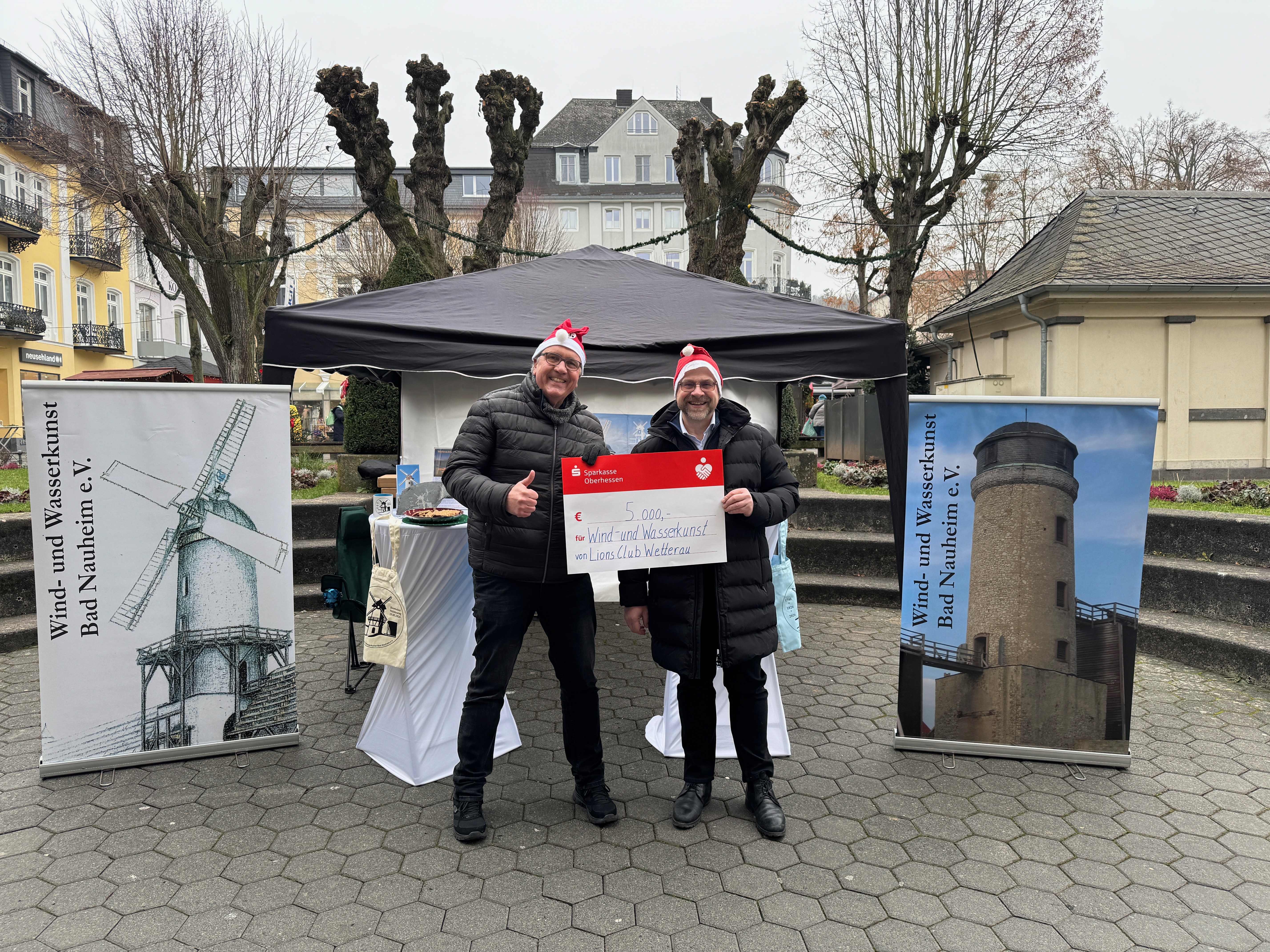 Michael Theel und Frank Mörler bei der Scheckübergabe